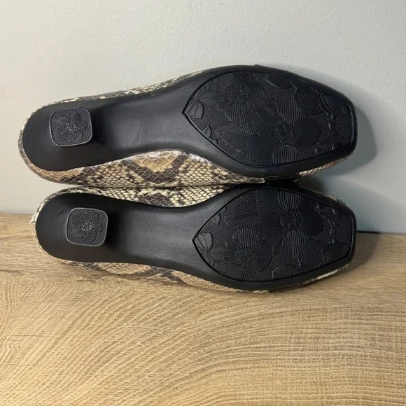 Theme‎ Shoes Snakeskin Print Buckle Accent Low Heeled Pumps Women Size 8.5W Edgy - Picture 6 of 8